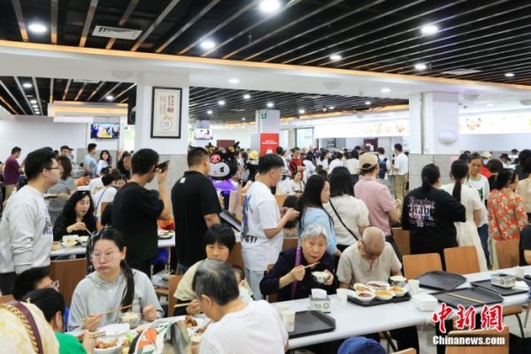 倍悦网配资 从网红到长红 一只卤鹅烹出城市发展新味道