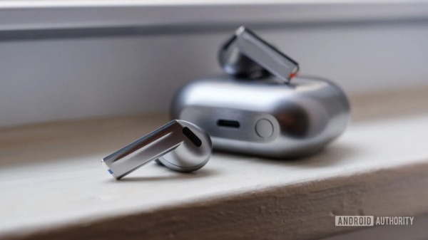 涨上策 三星 Galaxy Buds 4/Pro 旗舰耳机首现踪迹，有望 2026 年初发布